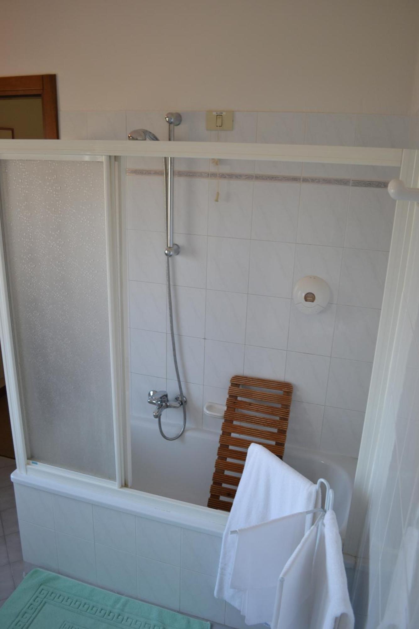 Albergo Elena Pianoro Bilik gambar